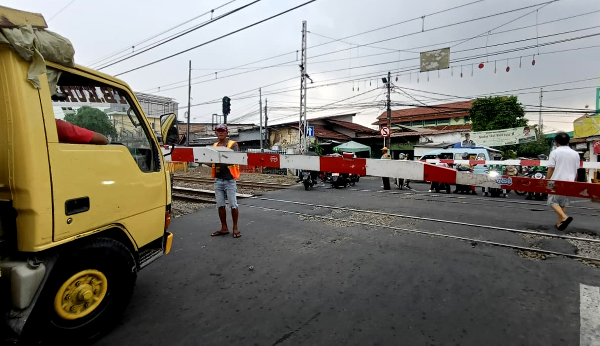 Pengendara sepeda motor melintas di perlintasan sebidang kereta api di Stasiun Pondok Jati, Jakarta,Kamis(30/4/2026). (Beritanasional.com/Oke Atmaja)