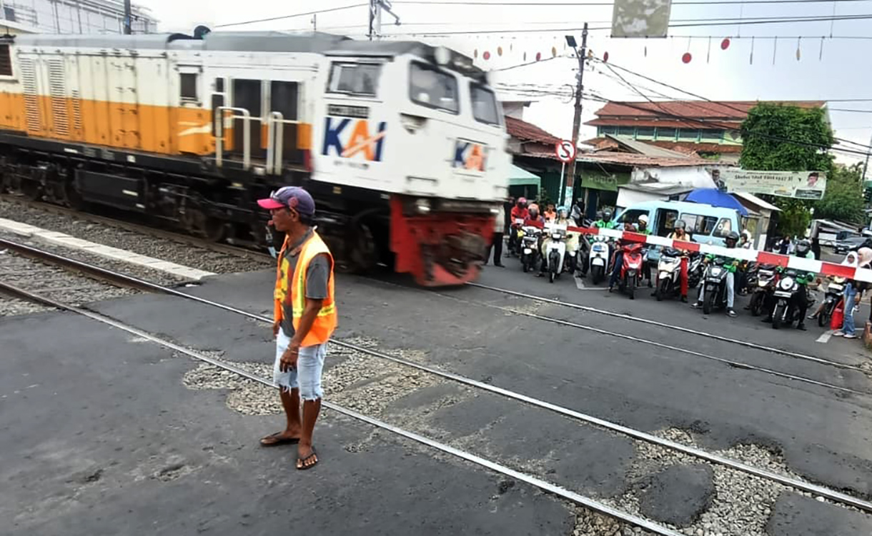 Pengendara sepeda motor melintas di perlintasan sebidang kereta api di Stasiun Pondok Jati, Jakarta,Kamis(30/4/2026). (Beritanasional.com/Oke Atmaja)