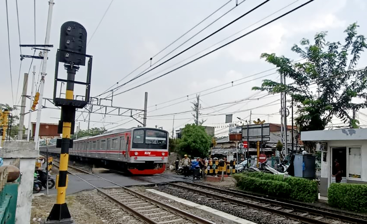 Pengendara sepeda motor melintas di perlintasan sebidang kereta api di Stasiun Pondok Jati, Jakarta,Kamis(30/4/2026). (Beritanasional.com/Oke Atmaja)