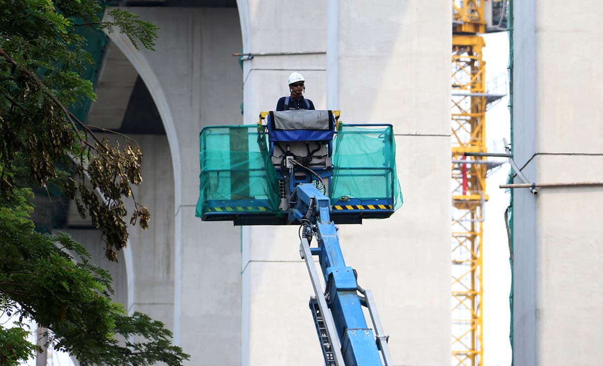 Pekerja mengerjakan proyek pembangunan Light Rail Transit (LRT) Jakarta Fase 1B yang menghubungkan Velodrome ke Manggarai, di Jalan Tambak, Manggarai, Jakarta, Jumat (24/10/2025). (Beritanasional.com/Okeatmaja)