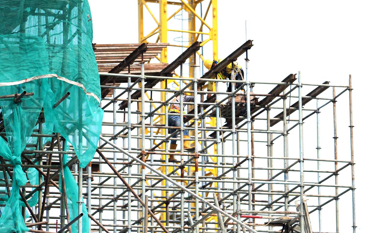 Pekerja mengerjakan proyek pembangunan Light Rail Transit (LRT) Jakarta Fase 1B yang menghubungkan Velodrome ke Manggarai, di Jalan Tambak, Manggarai, Jakarta, Jumat (24/10/2025). (Beritanasional.com/Okeatmaja)