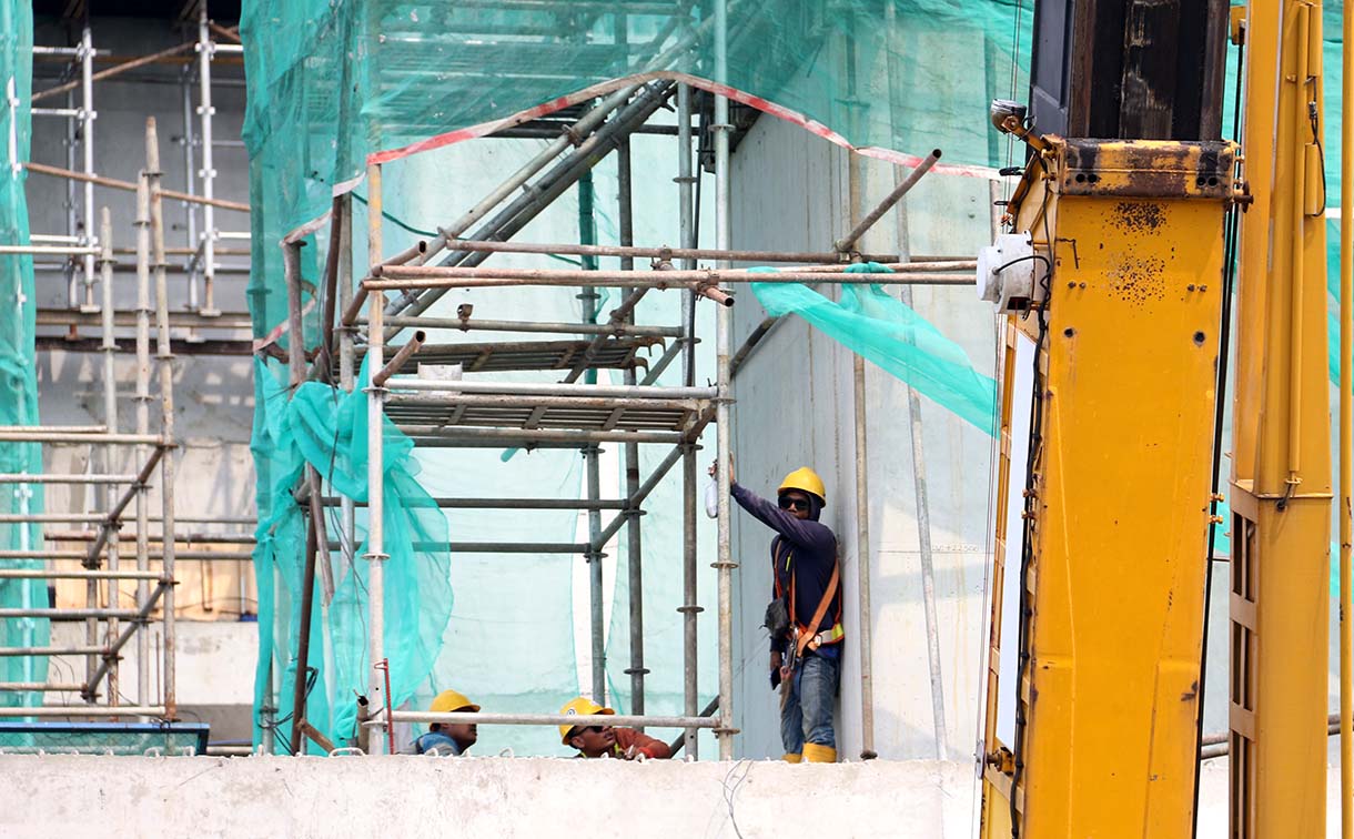 Pekerja mengerjakan proyek pembangunan Light Rail Transit (LRT) Jakarta Fase 1B yang menghubungkan Velodrome ke Manggarai, di Jalan Tambak, Manggarai, Jakarta, Jumat (24/10/2025). (Beritanasional.com/Okeatmaja)