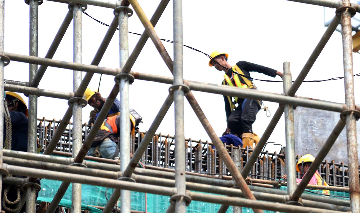 Pekerja mengerjakan proyek pembangunan Light Rail Transit (LRT) Jakarta Fase 1B yang menghubungkan Velodrome ke Manggarai, di Jalan Tambak, Manggarai, Jakarta, Jumat (24/10/2025). (Beritanasional.com/Okeatmaja)