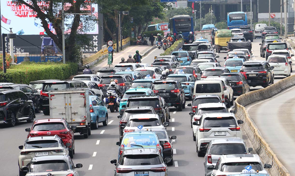 Kendaraan melintas di Jalan Jenderal Sudirman, Jakarta, Rabu (17/12/2025).  (Beritanasional.com/Oke Atmaja)