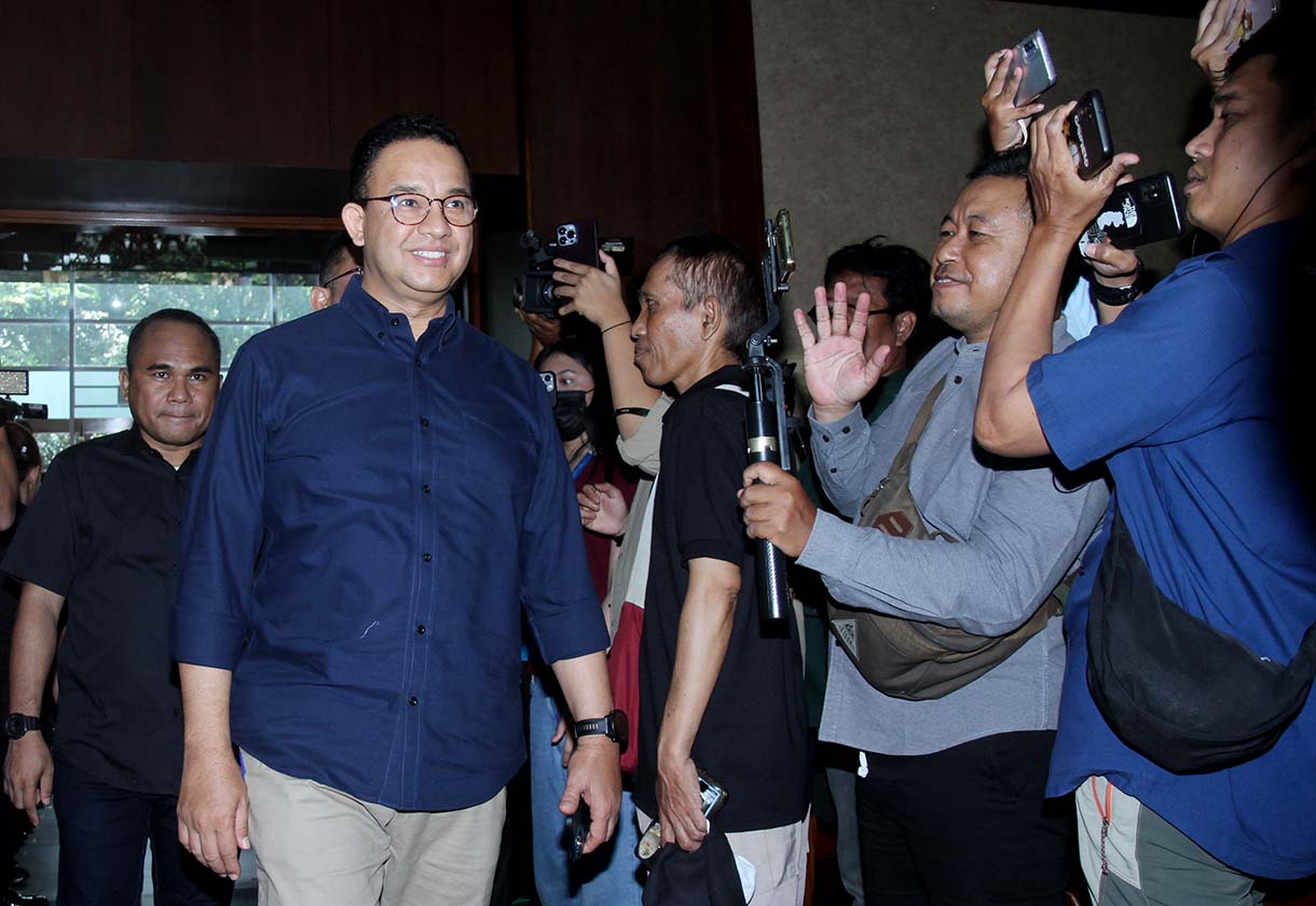 Mantan Gubernur DKI Jakarta Anies Baswedan (tengah) berjalan memasuki ruang sidang di Pengadilan Tipikor, Jakarta, Kamis (6/3/2025). (Beritanasional.com/Oke Atmaja)