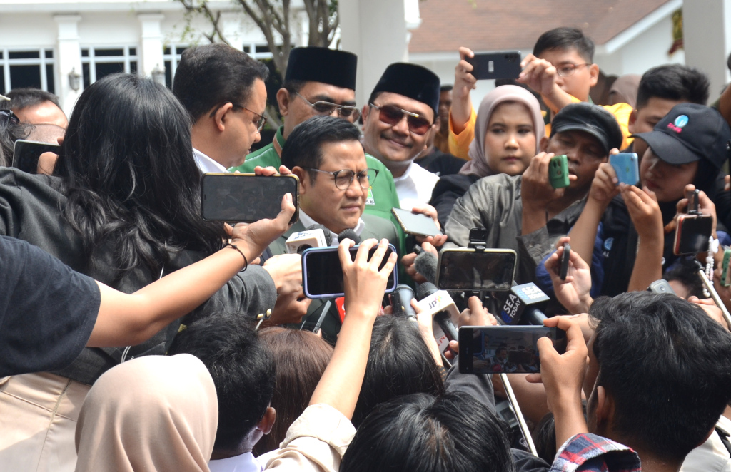 Pasangan calon Presiden RI dan Wakil Presiden (Wapres) nomor urut 01 Anies Baswedan dan Muhaimin Iskandar hadir di Kantor Pusat Komisi Pemilihan Umum (KPU), Jakarta, Rabu (23/4/2024). (Berita nasional.com/Oke Atmaja)