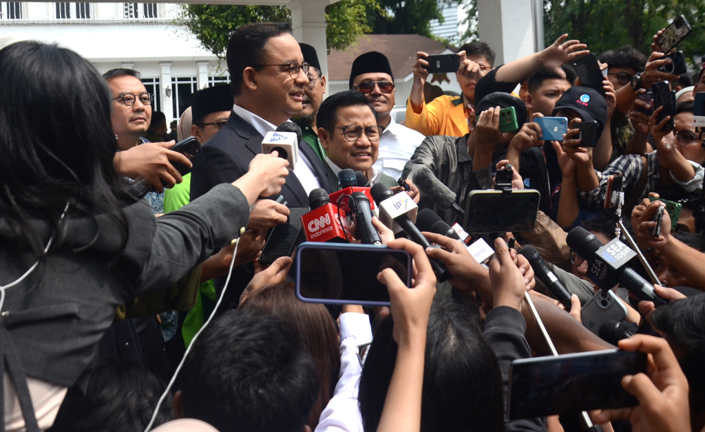 Pasangan calon Presiden RI dan Wakil Presiden (Wapres) nomor urut 01 Anies Baswedan dan Muhaimin Iskandar hadir di Kantor Pusat Komisi Pemilihan Umum (KPU), Jakarta, Rabu (23/4/2024). (Berita nasional.com/Oke Atmaja)