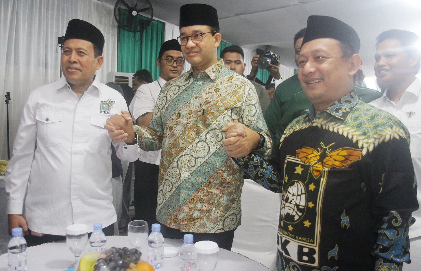 Ketua DPW PKB Jakarta, Hasbiallah Ilyas (kiri) memberikan surat rekomendasi partainya kepada mantan Gubernur Jakarta Anies Baswedan (Kanan) di Kantor DPW PKB Jakarta, Kamis (13/6/2024). (BeritaNasional.Com/Oke Atmaja)