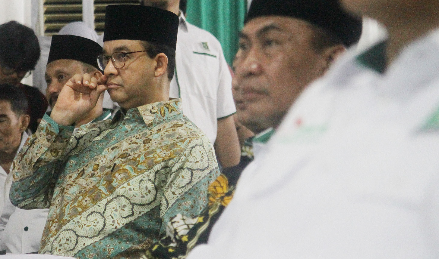 Ketua DPW PKB Jakarta, Hasbiallah Ilyas (kiri) memberikan surat rekomendasi partainya kepada mantan Gubernur Jakarta Anies Baswedan (Kanan) di Kantor DPW PKB Jakarta, Kamis (13/6/2024). (BeritaNasional.Com/Oke Atmaja)