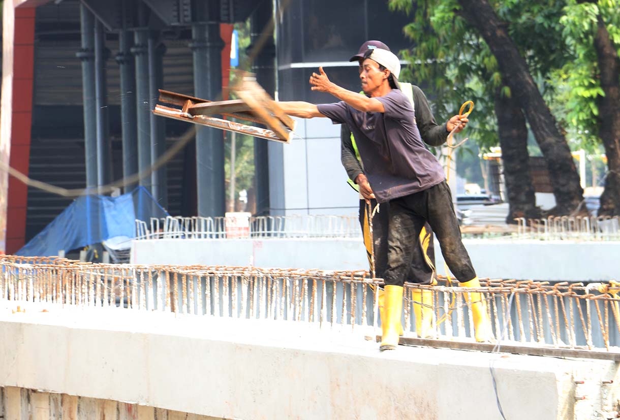 Pekerja dibantu alat berat menyelesaikan pembangunan turap di Kali Cideng Atas, Jalan HR Rasuna Said, Jakarta, Rabu (10/6/2026).  (Beritanasional.com/Oke Atmaja)