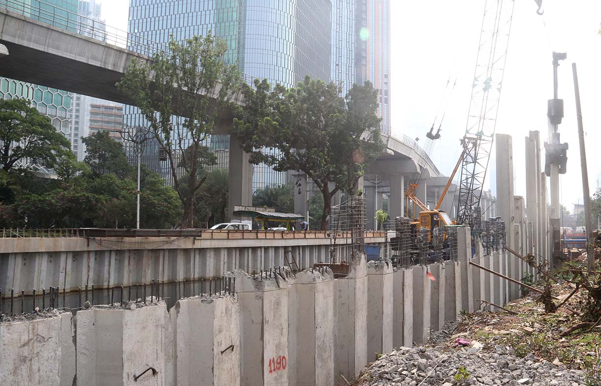 Pekerja dibantu alat berat menyelesaikan pembangunan turap di Kali Cideng Atas, Jalan HR Rasuna Said, Jakarta, Rabu (10/6/2026).  (Beritanasional.com/Oke Atmaja)