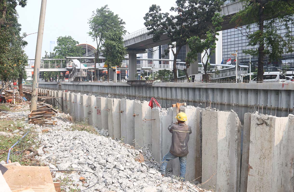 Pekerja dibantu alat berat menyelesaikan pembangunan turap di Kali Cideng Atas, Jalan HR Rasuna Said, Jakarta, Rabu (10/6/2026).  (Beritanasional.com/Oke Atmaja)
