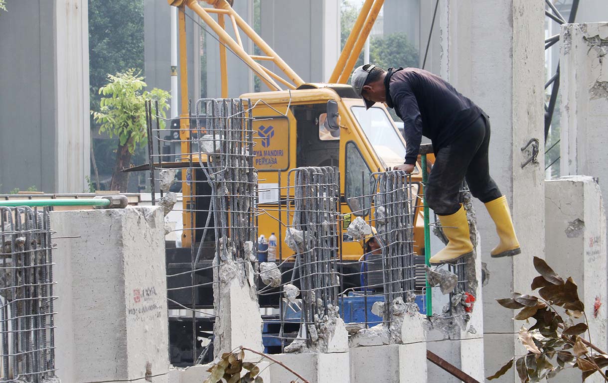 Pekerja dibantu alat berat menyelesaikan pembangunan turap di Kali Cideng Atas, Jalan HR Rasuna Said, Jakarta, Rabu (10/6/2026).  (Beritanasional.com/Oke Atmaja)