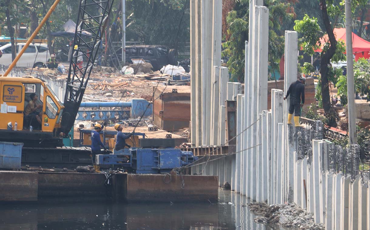 Pekerja dibantu alat berat menyelesaikan pembangunan turap di Kali Cideng Atas, Jalan HR Rasuna Said, Jakarta, Rabu (10/6/2026).  (Beritanasional.com/Oke Atmaja)