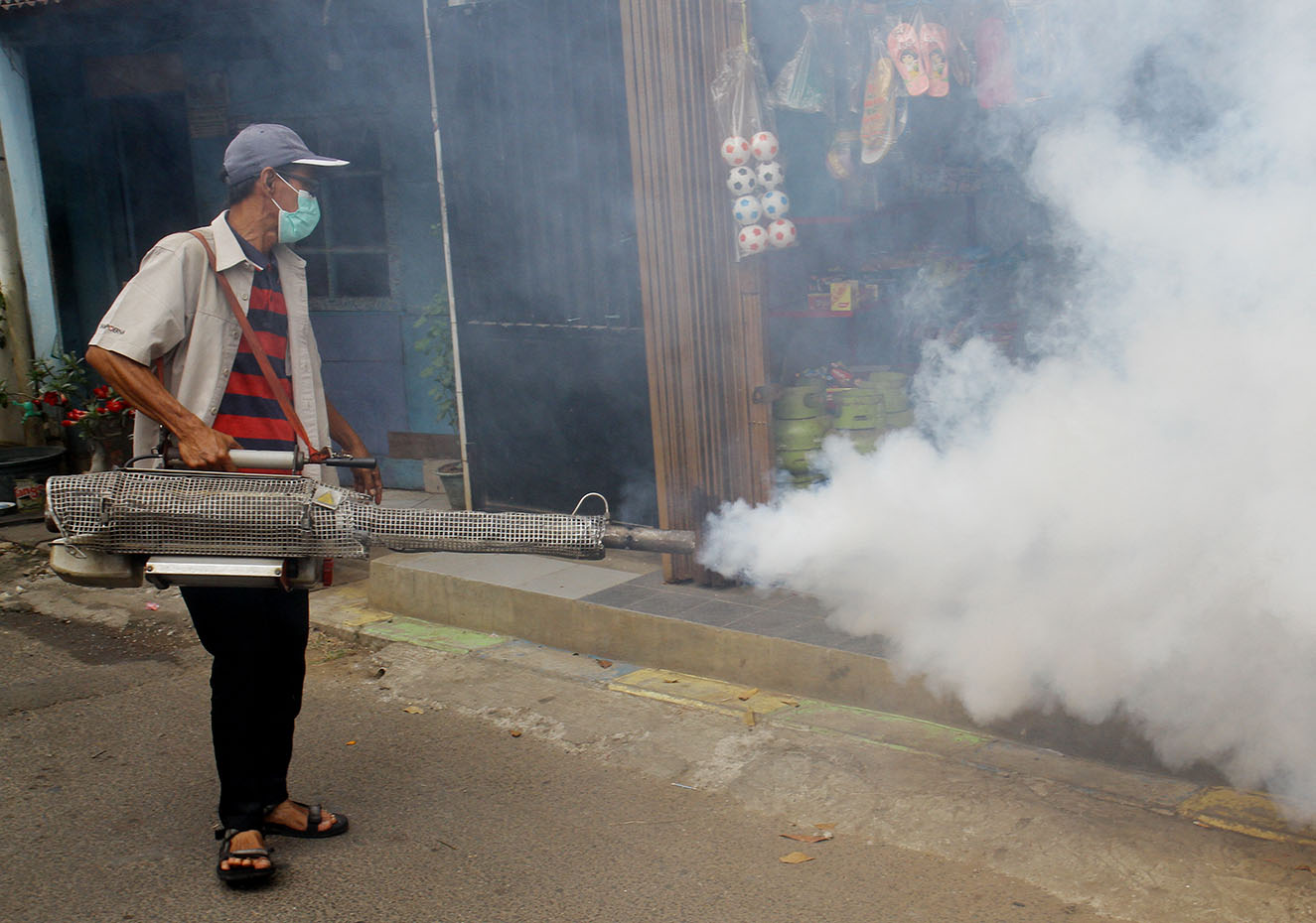 Petugas melakukan pengasapan (fogging) untuk mengantisipasi penyebaran wabah Demam Berdarah Dengue (DBD) di perkampungan Menteng Jaya, Jakarta, Kamis (23/5/2024). (Berita Nasional.Com/Oke Atmaja)
