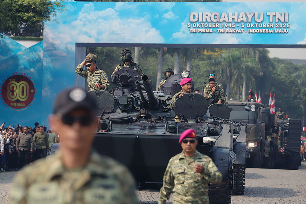 Ribuan warga berdatangan padati silang Monas untuk menyaksikan kemeriahan HUT TNI k3 80. (BeritaNasional/Elvis Sendouw)