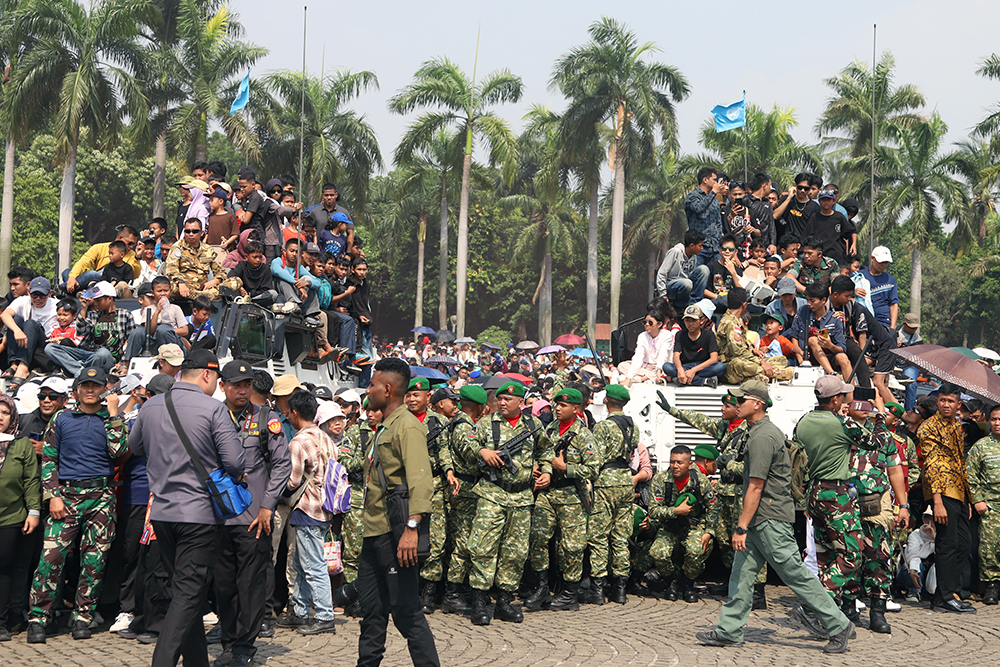 Ribuan warga berdatangan padati silang Monas untuk menyaksikan kemeriahan HUT TNI k3 80. (BeritaNasional/Elvis Sendouw)