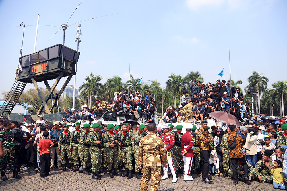 Ribuan warga berdatangan padati silang Monas untuk menyaksikan kemeriahan HUT TNI k3 80. (BeritaNasional/Elvis Sendouw)