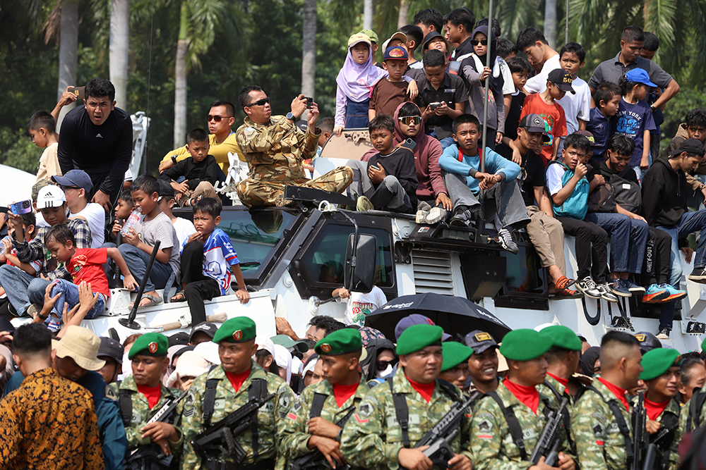 Ribuan warga berdatangan padati silang Monas untuk menyaksikan kemeriahan HUT TNI k3 80. (BeritaNasional/Elvis Sendouw)