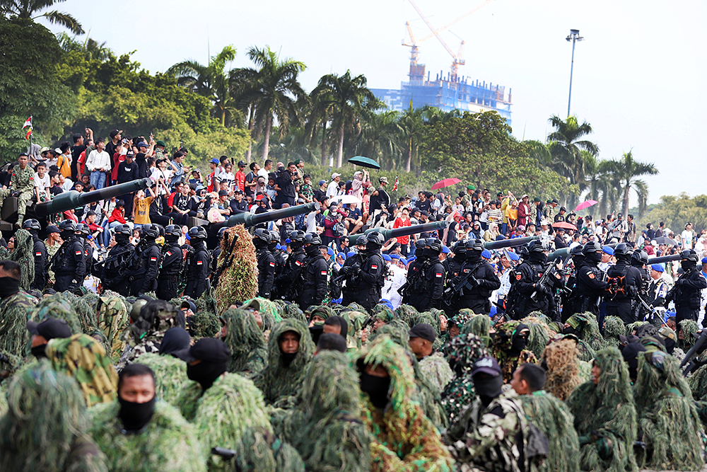 Ribuan warga berdatangan padati silang Monas untuk menyaksikan kemeriahan HUT TNI k3 80. (BeritaNasional/Elvis Sendouw)