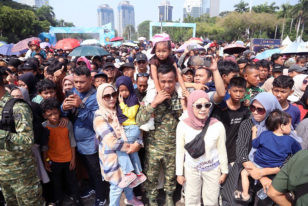 Ribuan warga berdatangan padati silang Monas untuk menyaksikan kemeriahan HUT TNI k3 80. (BeritaNasional/Elvis Sendouw)
