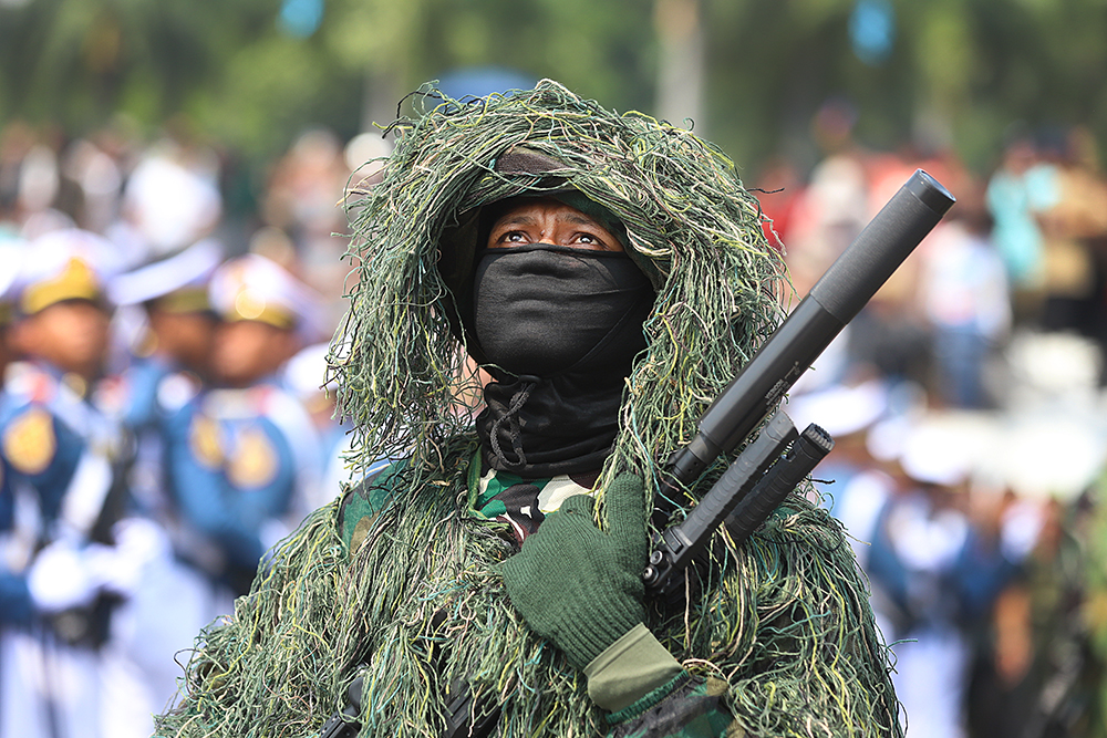 Ribuan warga berdatangan padati silang Monas untuk menyaksikan kemeriahan HUT TNI k3 80. (BeritaNasional/Elvis Sendouw)
