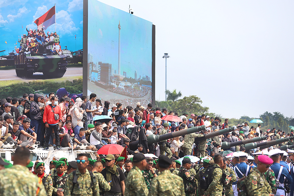 Ribuan warga berdatangan padati silang Monas untuk menyaksikan kemeriahan HUT TNI k3 80. (BeritaNasional/Elvis Sendouw)