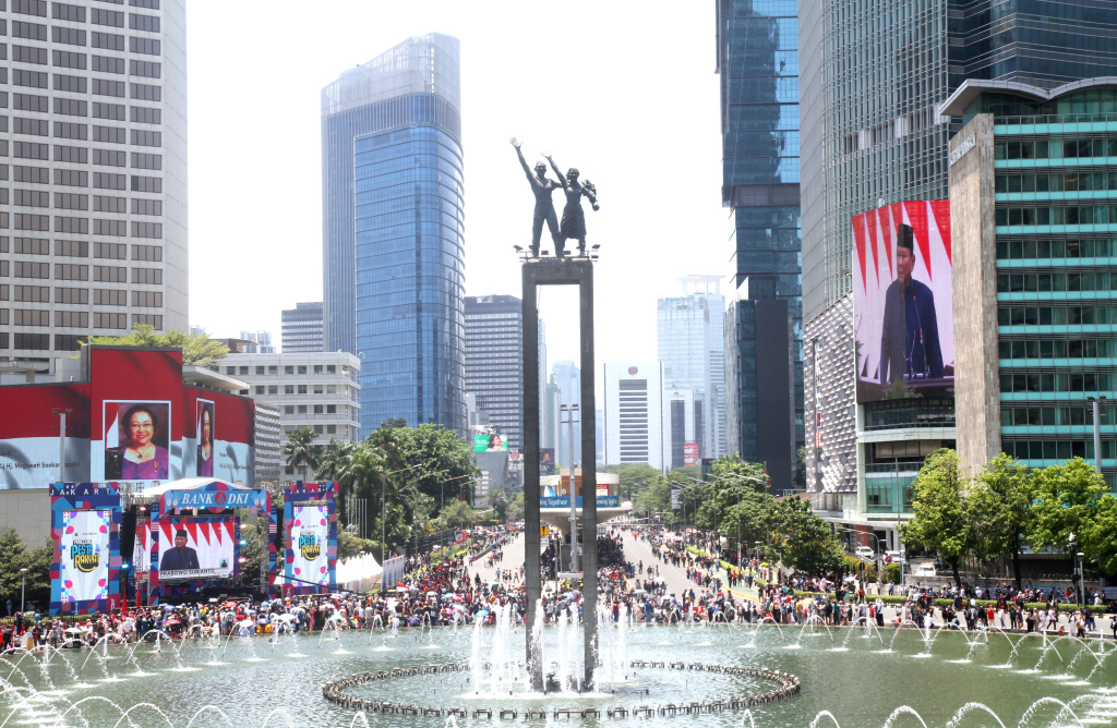 Warga menunggu kedatangan Presiden dan Wakil Presiden Prabowo Subianto-Gibran Rakabuming Raka di Bundaran HI  Jakarta, Minggu (20/10/2024).  (Beritanasional.com/Oke Atmaja)