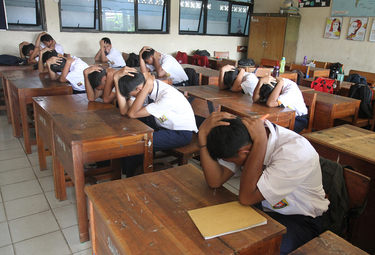 Pelajar mengikuti simulasi mitigasi bencana di SMP Negeri 50, Jakarta, Kamis (19/9/2024).(BeritaNasional.com/ Oke Atmaja