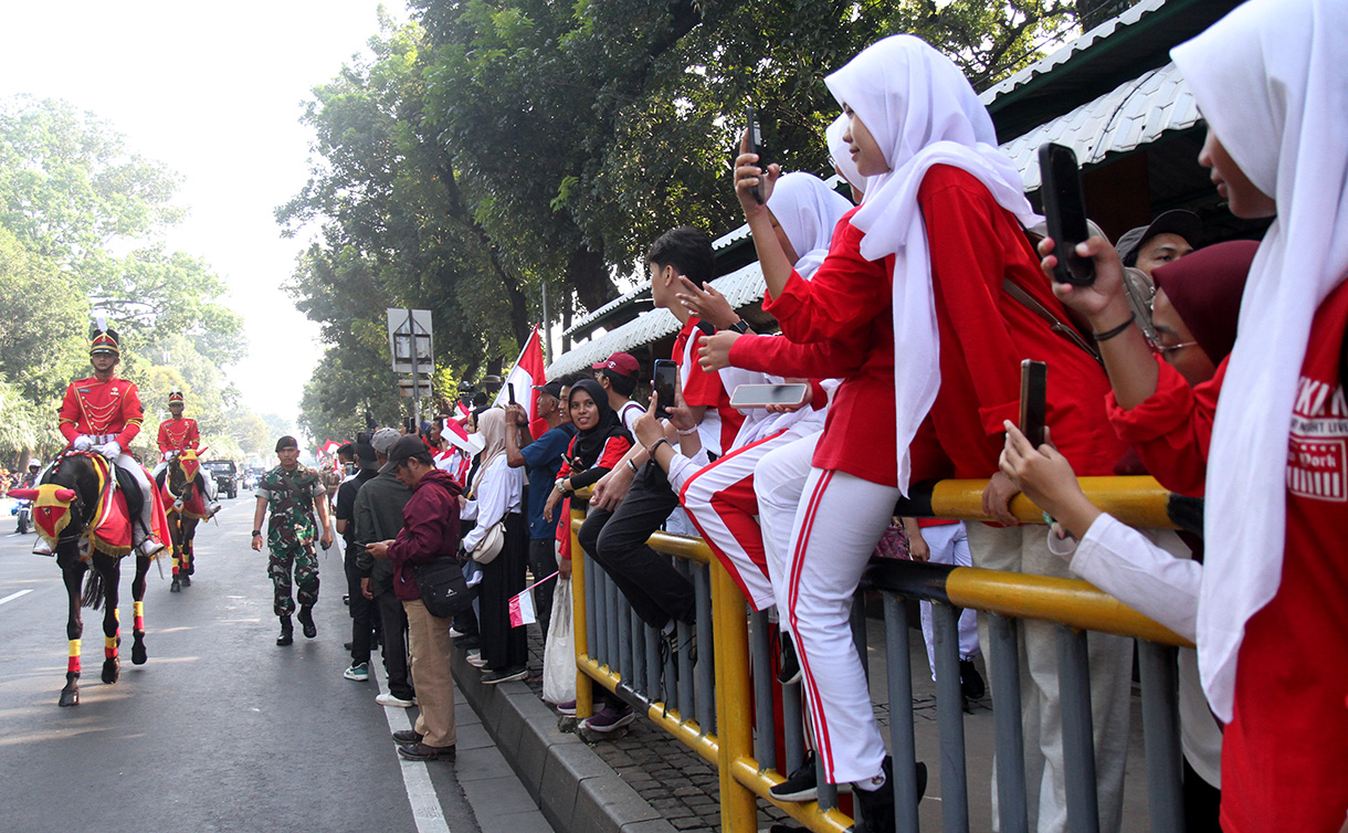 Sejumlah warga antusias melihat kirab bendera di Kawasan Monumen Nasional, Jakarta, Sabtu (10/8/2024).  (BeritaNasional.com/Oke Atmaja)