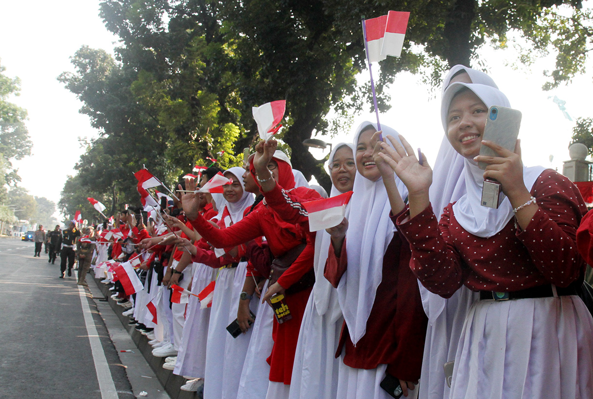 Sejumlah warga antusias melihat kirab bendera di Kawasan Monumen Nasional, Jakarta, Sabtu (10/8/2024).  (BeritaNasional.com/Oke Atmaja)