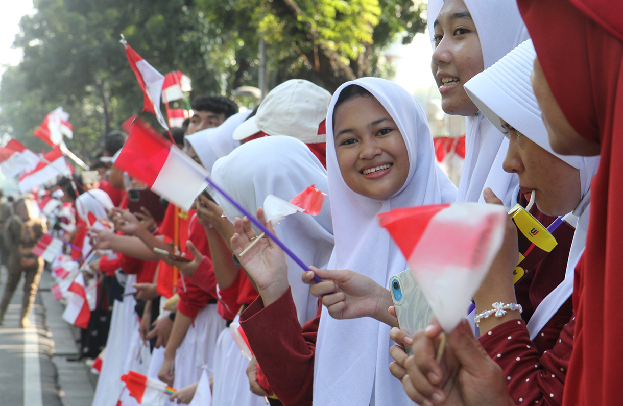 Sejumlah warga antusias melihat kirab bendera di Kawasan Monumen Nasional, Jakarta, Sabtu (10/8/2024).  (BeritaNasional.com/Oke Atmaja)