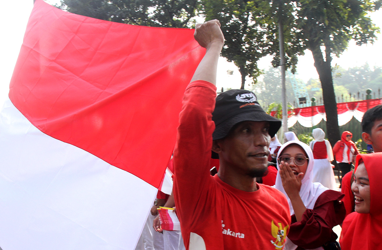 Sejumlah warga antusias melihat kirab bendera di Kawasan Monumen Nasional, Jakarta, Sabtu (10/8/2024).  (BeritaNasional.com/Oke Atmaja)