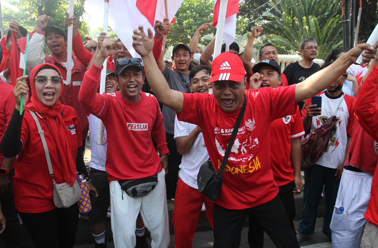 Sejumlah warga antusias melihat kirab bendera di Kawasan Monumen Nasional, Jakarta, Sabtu (10/8/2024).  (BeritaNasional.com/Oke Atmaja)