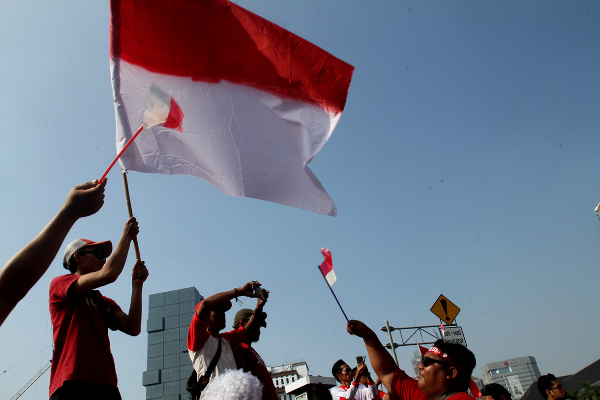 Sejumlah warga antusias melihat kirab bendera di Kawasan Monumen Nasional, Jakarta, Sabtu (10/8/2024).  (BeritaNasional.com/Oke Atmaja)