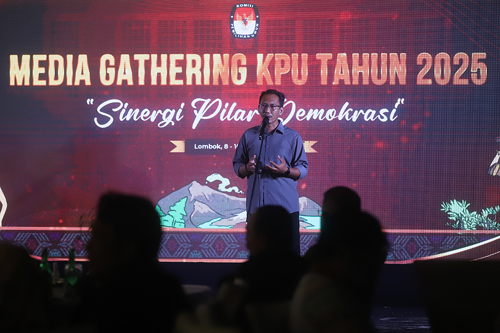 9 Jurnalis dari berbagai daerah meraih penghargaan  lomba Anugerah Jurnalistik KPU 2025. (BeritaNasional/Elvis Sendouw)