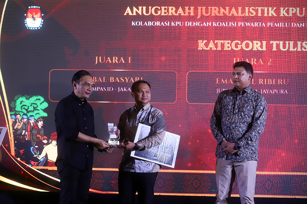 9 Jurnalis dari berbagai daerah meraih penghargaan  lomba Anugerah Jurnalistik KPU 2025. (BeritaNasional/Elvis Sendouw)