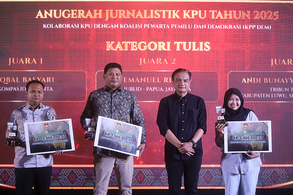 9 Jurnalis dari berbagai daerah meraih penghargaan  lomba Anugerah Jurnalistik KPU 2025. (BeritaNasional/Elvis Sendouw)