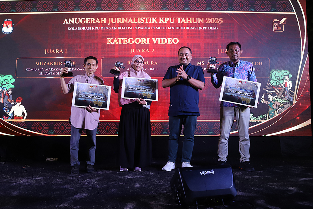 9 Jurnalis dari berbagai daerah meraih penghargaan  lomba Anugerah Jurnalistik KPU 2025. (BeritaNasional/Elvis Sendouw)