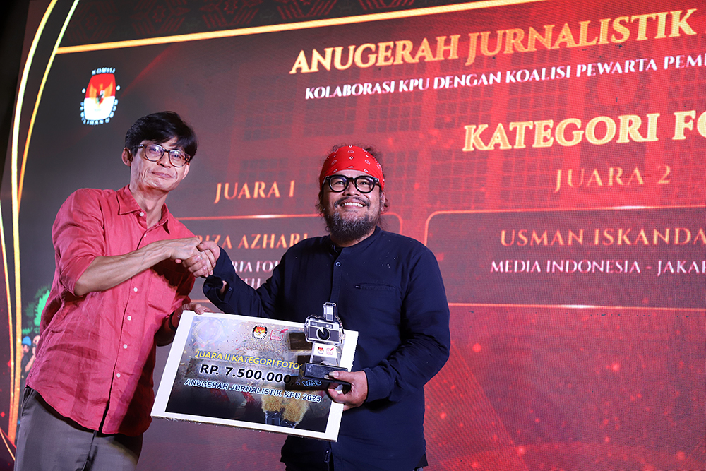 9 Jurnalis dari berbagai daerah meraih penghargaan  lomba Anugerah Jurnalistik KPU 2025. (BeritaNasional/Elvis Sendouw)