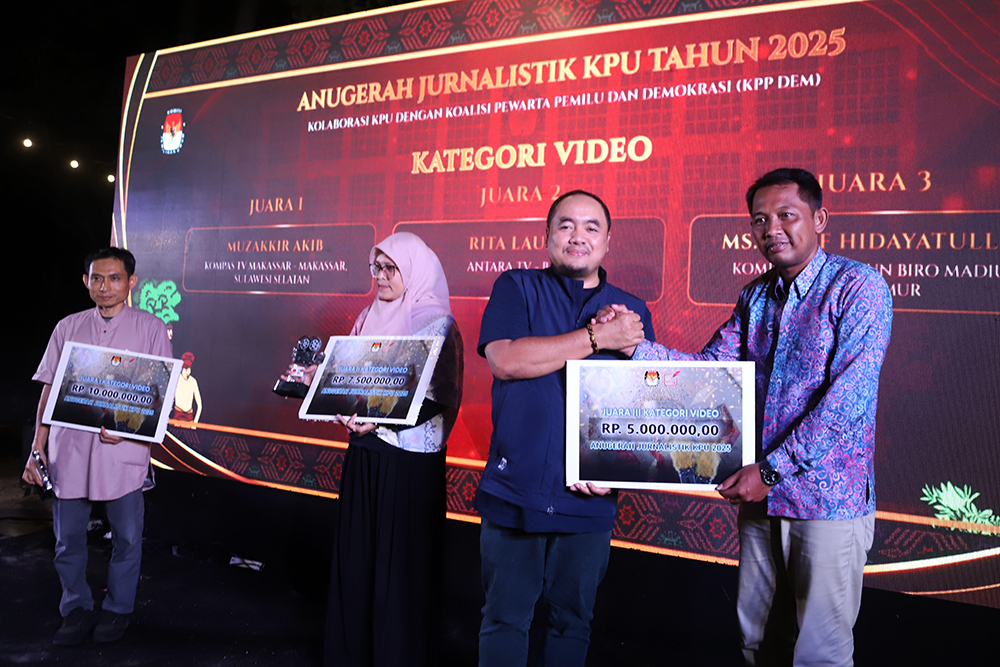 9 Jurnalis dari berbagai daerah meraih penghargaan  lomba Anugerah Jurnalistik KPU 2025. (BeritaNasional/Elvis Sendouw)