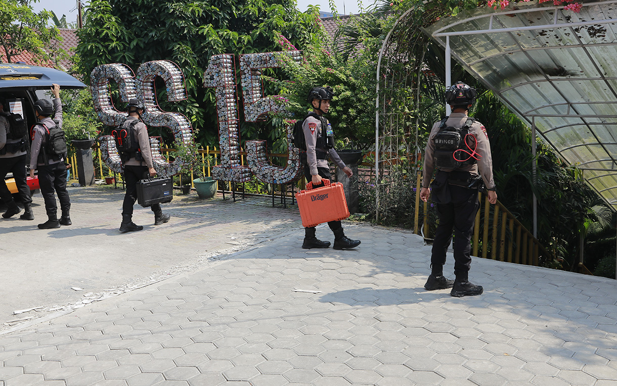 Personel Gegana Brimob Polda Metro Jaya berjaga saat proses penyisiran setelah adanya ancaman dugaan teror bom di SDN Srengseng Sawah 15 Pagi, Jagakarsa, Jakarta, Senin (13/7/2026). (Beritanasional.com/Oke Atmaja)