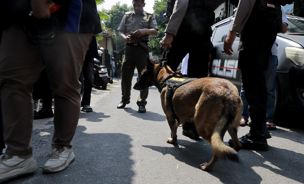 Personel Gegana Brimob Polda Metro Jaya berjaga saat proses penyisiran setelah adanya ancaman dugaan teror bom di SDN Srengseng Sawah 15 Pagi, Jagakarsa, Jakarta, Senin (13/7/2026). (Beritanasional.com/Oke Atmaja)