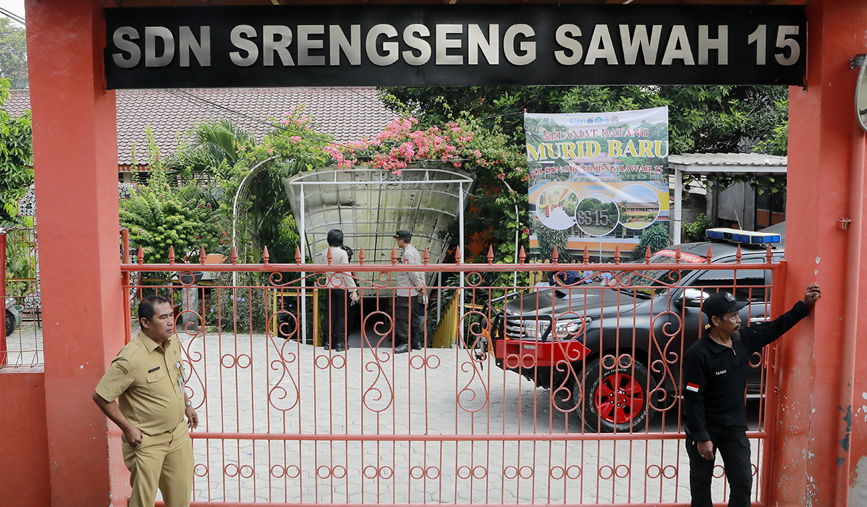Personel Gegana Brimob Polda Metro Jaya berjaga saat proses penyisiran setelah adanya ancaman dugaan teror bom di SDN Srengseng Sawah 15 Pagi, Jagakarsa, Jakarta, Senin (13/7/2026). (Beritanasional.com/Oke Atmaja)