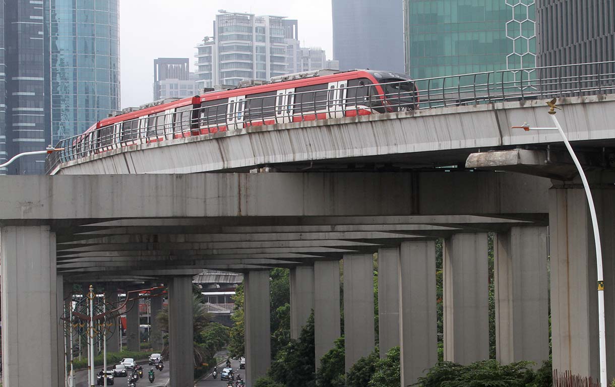 Rangkaian LRT Jabodebek melintas di kawasan Kuningan, Jakarta, Minggu (19/1/2025).(BeritaNasional.com/Oke Atmaja)