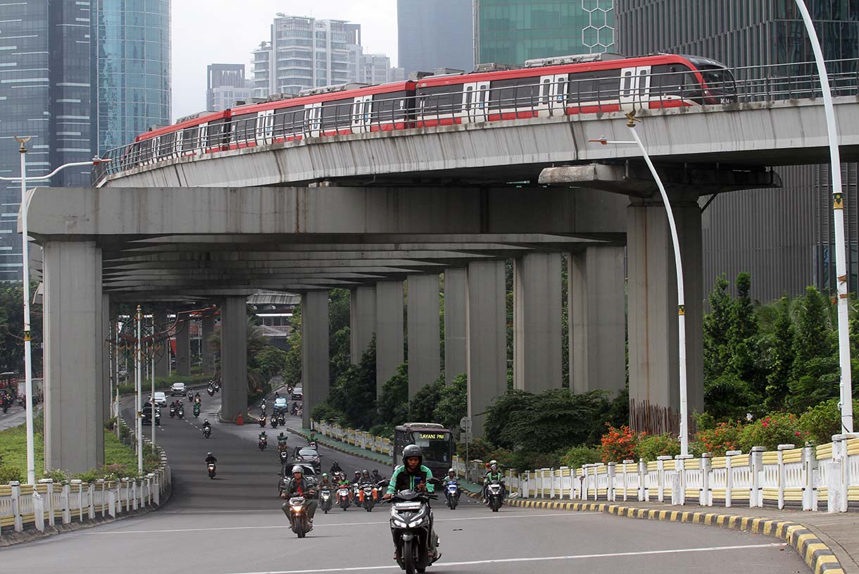 Rangkaian LRT Jabodebek melintas di kawasan Kuningan, Jakarta, Minggu (19/1/2025).(BeritaNasional.com/Oke Atmaja)