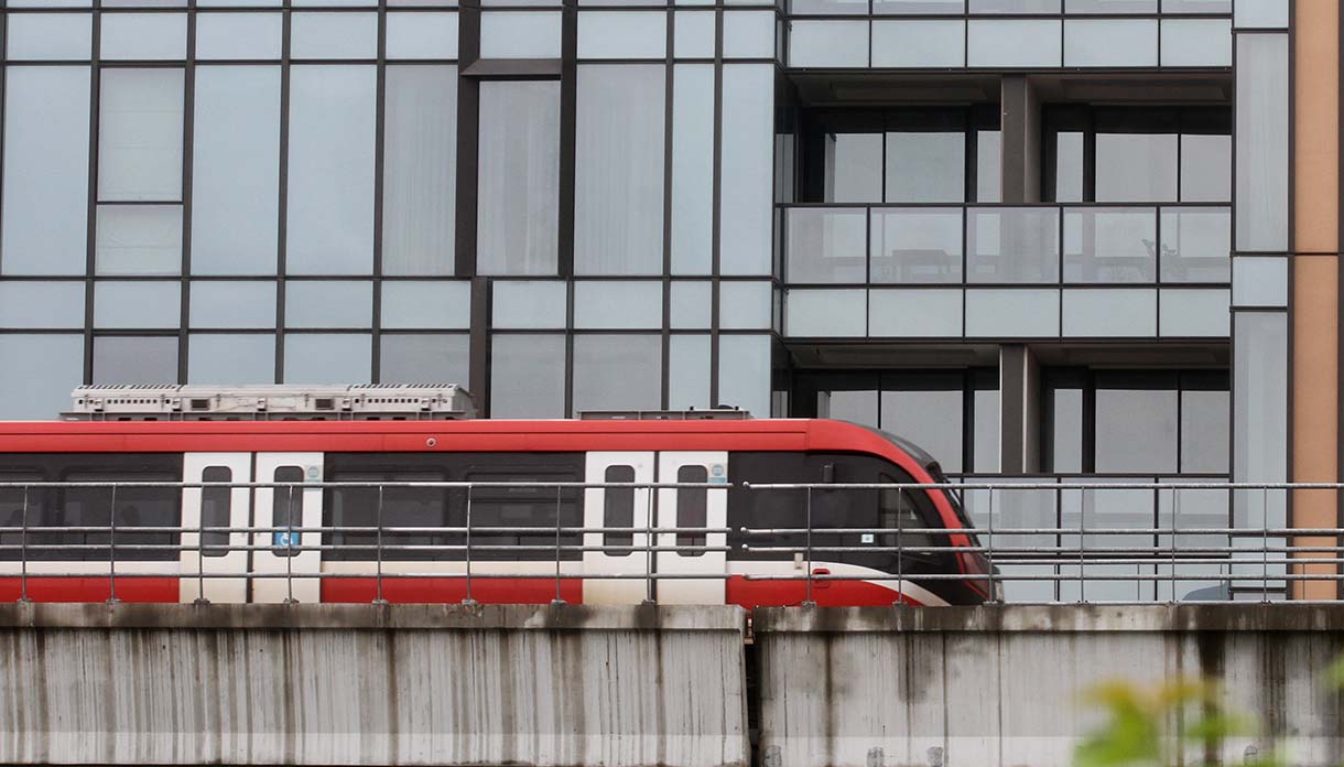 Rangkaian LRT Jabodebek melintas di kawasan Kuningan, Jakarta, Minggu (19/1/2025).(BeritaNasional.com/Oke Atmaja)