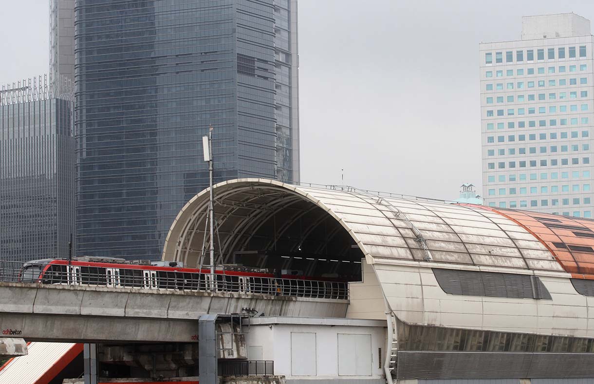 Rangkaian LRT Jabodebek melintas di kawasan Kuningan, Jakarta, Minggu (19/1/2025).(BeritaNasional.com/Oke Atmaja)