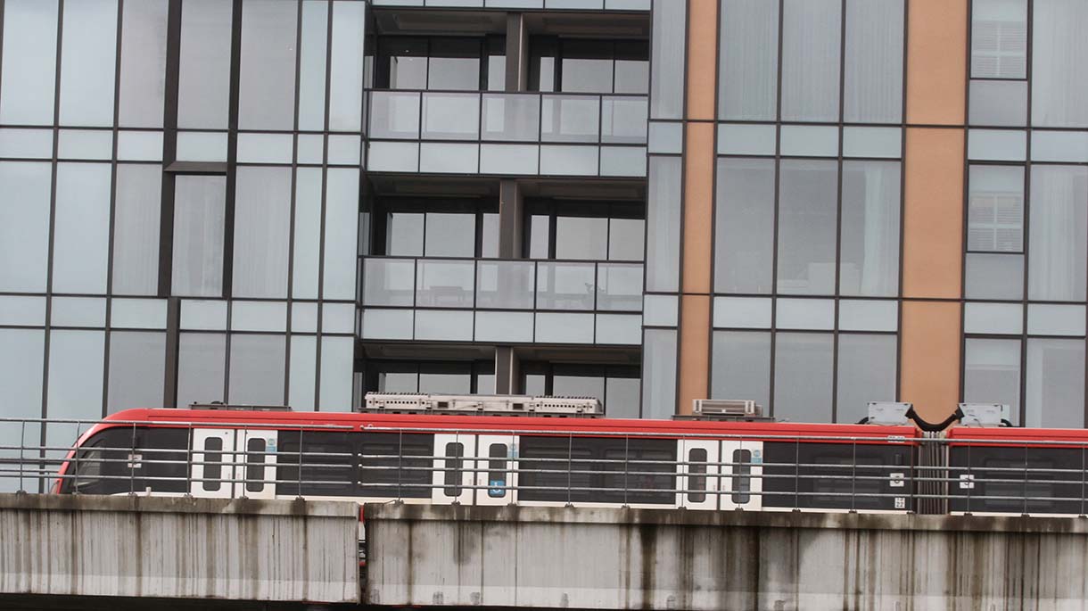 Rangkaian LRT Jabodebek melintas di kawasan Kuningan, Jakarta, Minggu (19/1/2025).(BeritaNasional.com/Oke Atmaja)