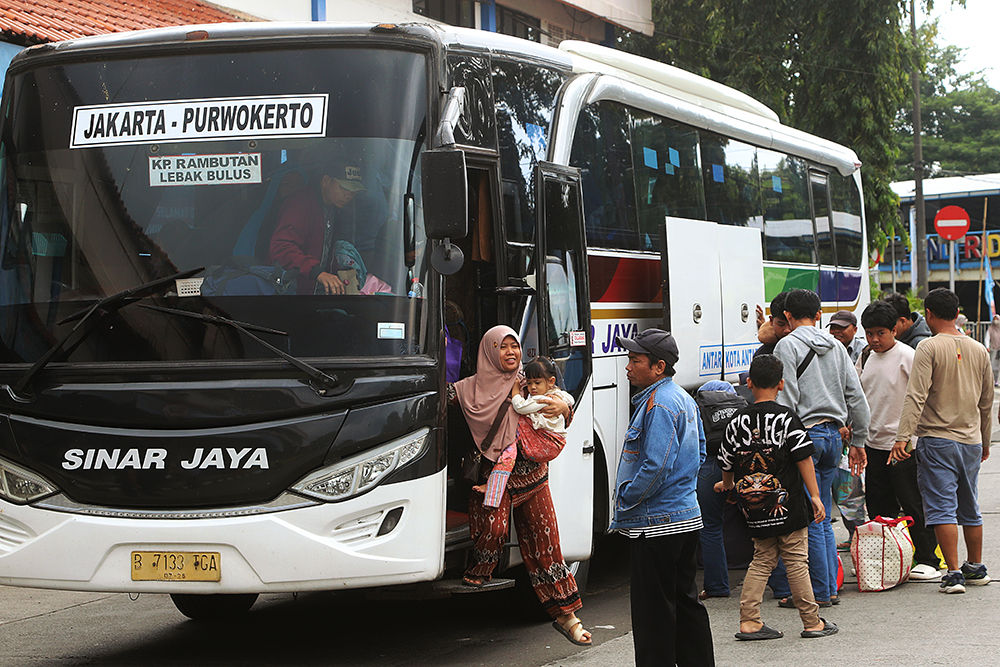 Suasana terminal Kampung Rambutan pada saat arus balik lebaran 2026. (BeritaNasional/Elvis Sendouw)
